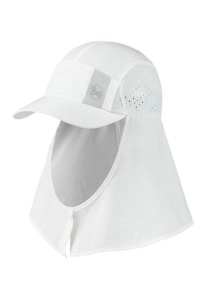 Persona que lleva una gorra protectora blanca contra el sol con solapa para el cuello y orificios de ventilación, combinada con una camisa azul de manga corta, sonriendo hacia abajo.