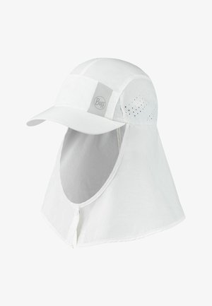 Persona que lleva una gorra protectora blanca contra el sol con solapa para el cuello y orificios de ventilación, combinada con una camisa azul de manga corta, sonriendo hacia abajo.