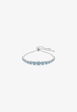 Bracelet en argent avec des pierres bleu clair dans des montures circulaires, doté d'une chaîne ajustable et d'un fermoir à perles pour un port sécurisé.