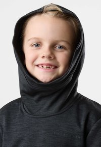 Zwarte hoodie met lange mouwen, hoge kraag en capuchon. Soepele textuur met een subtiel gemêleerd patroon. Heeft een klein logo op de borst.