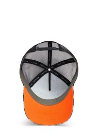 Schwarze Mesh-Trucker-Kappe mit einem orangefarbenen Schirm, ausgestattet mit einem Innenfutter und Markenetiketten. Die Unterseite ist hellgrau mit strukturierten Akzenten.