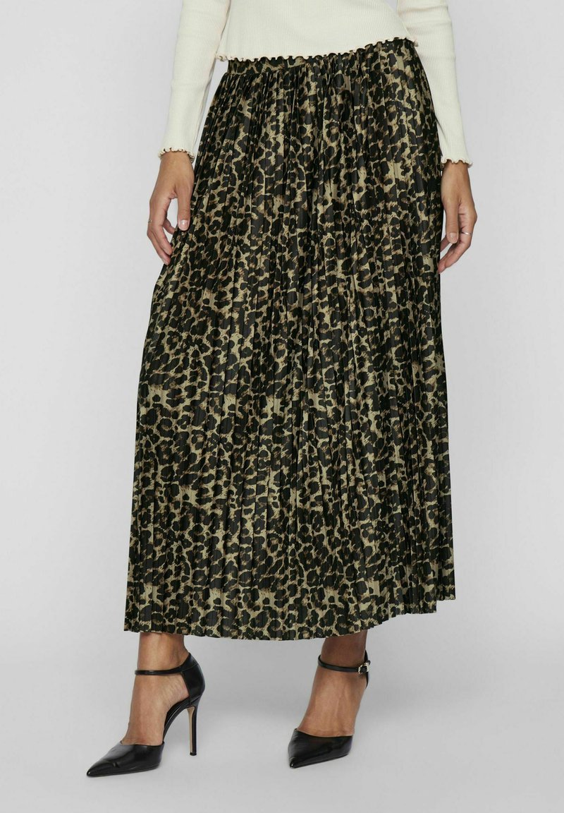 Maxi nederdel i en plisseret design med et sort og oliven leopardmønster. Parret med sorte højhælede sko.