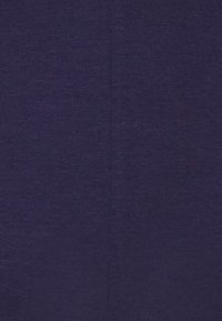 Marinblått tyg med en mjuk, strukturerad yta och subtil lyster; har en enhetlig finish utan synliga mönster eller distinkt hårdvara.