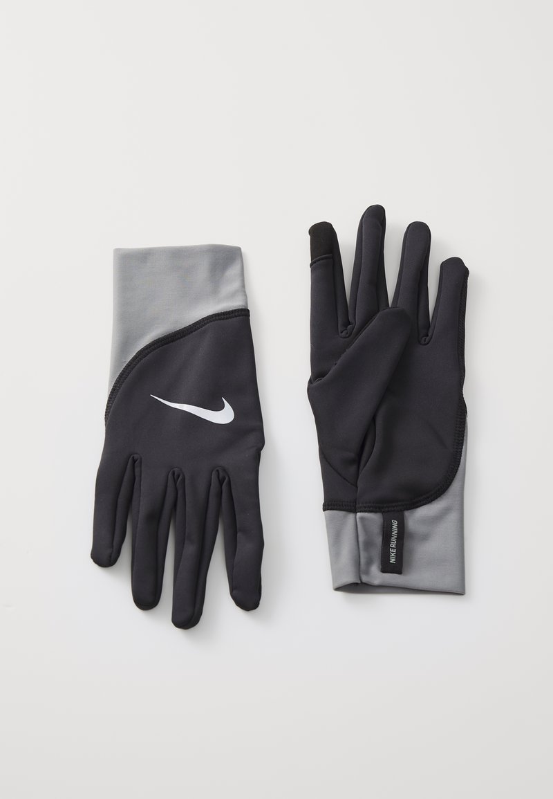 Czarne i szare rękawice Nike o dopasowanym kształcie, gładkiej teksturze i białym logo na tyle. Posiadają palec kompatybilny z ekranem dotykowym.