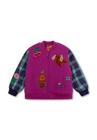 Paarse bomberjack met een ritssluiting, versierd met geborduurde vruchten en dieren. Lange geruite mouwen in verschillende tinten blauw en groen.