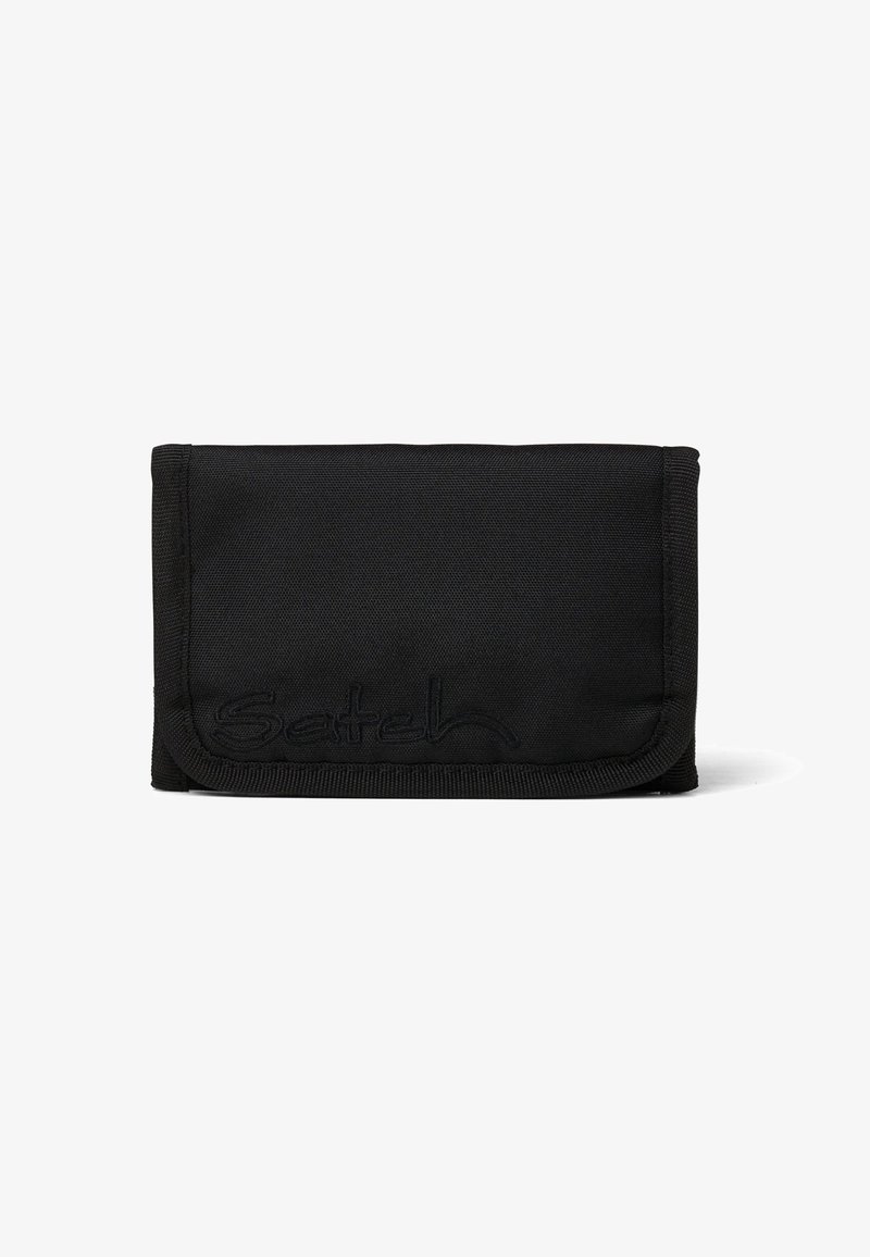 Schwarze Nylon-Geldbörse mit klappbarem Design und gesticktem Logo-Detail. Die Textur ist glatt mit verstärkten Kanten und minimalem Zubehör.