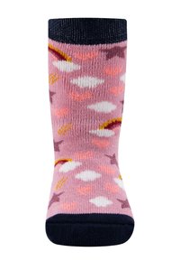 Różowe skarpetki z kolorowym wzorem chmur, tęczy i gwiazd, z ciemnoniebieskim prążkowanym mankietem dla dodatkowej tekstury i kontrastu.