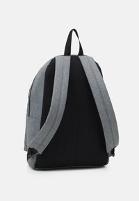 Šedý látkový batoh s černým síťovaným panelem, polstrovanými ramenními popruhy a horním madlem. Obsahuje boční kapsu na uložení věcí.