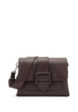 Borsa a spalla in pelle marrone con una finitura testurizzata, dotata di una spiccata fibbia decorativa, tracolla regolabile e chiusura a pattina.