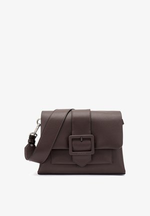 Sac à épaule en cuir marron avec une finition texturée, présentant un détail de boucle proéminent, une sangle réglable et une fermeture rabat.