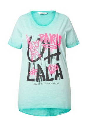Camiseta verde menta con cuello redondo. Presenta un atrevido texto gráfico en negro y rosa, incluyendo la palabra "PARÍS" y acentos decorativos.