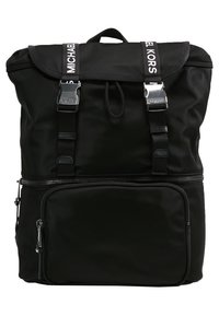 Sac à dos noir Michael Kors avec rabat supérieur, boucles argentées, poche avant zippée et sangles marquées sur fond blanc.