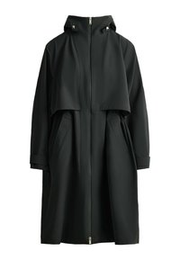 Long imperméable noir à capuche avec fermeture éclair devant, deux poches latérales et un rabat en forme de cape sur les épaules et la poitrine.