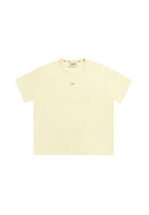 Kremowy T-shirt z krótkim rękawem, okrągłym dekoltem oraz małą naszywką z logo "BIZUU" na klatce piersiowej i przy kołnierzu.