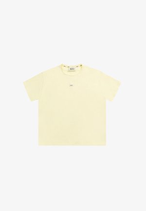 Crèmekleurig T-shirt met korte mouwen, een ronde hals en een klein "BIZUU" logolabel op de borst en bij de halslijn.