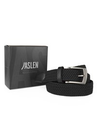 Cinturón negro trenzado con una hebilla de metal plateado y detalles en cuero negro, expuesto junto a una caja negra etiquetada "ACCESORIOS JASLEN".