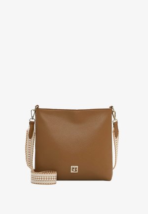 Pruun nahast ristihoidlik kott tekstuurse viimistlusega, millel on kuldne logo, eemaldatav kett-rihm ja tõmblukuga sulg.