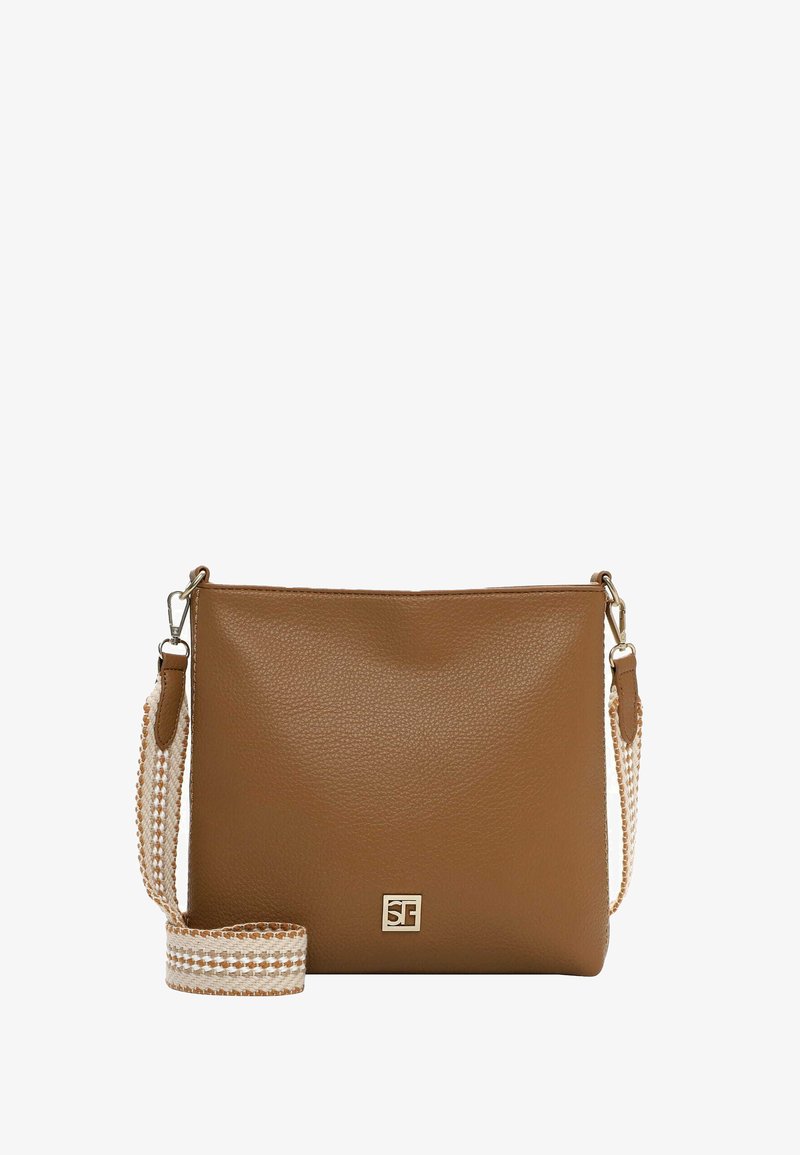 Bolso bandolera de cuero marrón con acabado texturizado, que cuenta con un logo dorado, una correa de cadena desmontable y un cierre de cremallera.