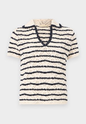 Haut en crochet crème à manches courtes avec des rayures horizontales bleu marine et un col en V.