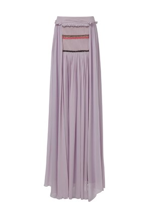 Lila Maxikleid aus fließendem Stoff, mit gerafftem Bund und gestreiften Akzenten in Rot und Schwarz. Fluide Silhouette mit Raffung.