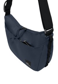 Borsa a tracolla blu, resistente all'acqua, con una finitura texturizzata. Caratterizzata da una tracolla nera regolabile e da una tasca frontale per piccoli oggetti.