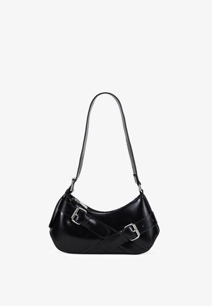 Bolso de hombro de cuero negro con una forma curva. Cuenta con una correa delgada y hebillas decorativas. Textura suave con un acabado elegante.