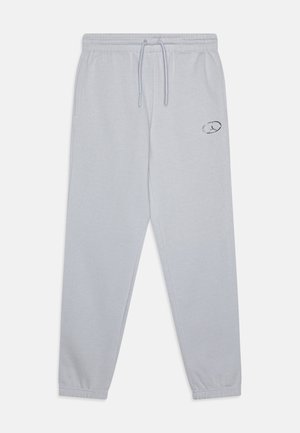 I pantaloni della tuta grigio chiaro presentano un elastico in vita con coulisse, tasche laterali e un'etichetta con il logo sulla coscia sinistra. Tessuto morbido in misto cotone.