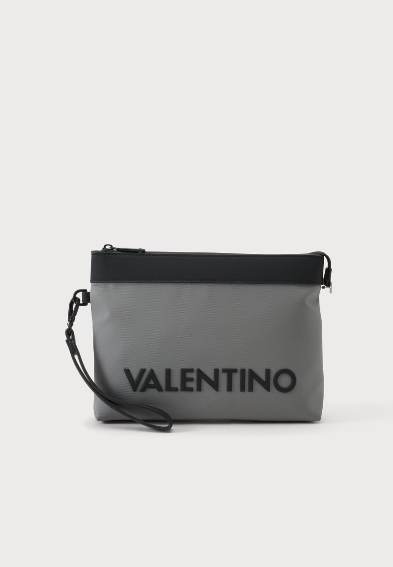 Ορθογώνια γκρι και μαύρη τσάντα Valentino clutch με λουράκι καρπού και κλείσιμο με φερμουάρ, μαύρο λογότυπο κείμενο κεντραρισμένο στο μπροστινό μέρος.