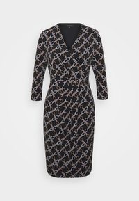 Robe portefeuille noire avec un motif géométrique de chaînes en blanc et cuivre, manches trois-quarts et silhouette ajustée.