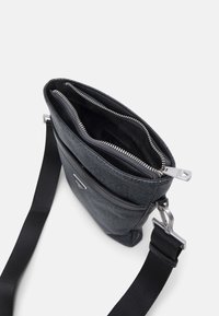 Guess VEZZOLA UNISEX - Axelremsväska - black