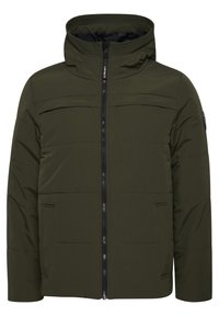 Oliwkowa kurtka ocieplana z zamkiem z przodu, wysokim kołnierzem i dwoma bocznymi kieszeniami. Ma poziome przeszycia i logo na rękawie.