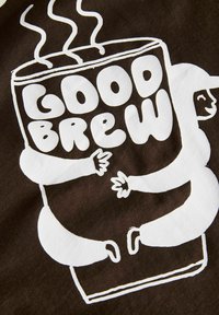 Graafiline T-särk, millel on pruun kangas ja valge trükk: kohvitass ja kaks stiliseeritud figuuri, kes seda kallistavad, üleval on aururead.