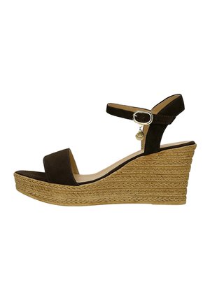 Hnědý semišový sandál na klínku s opletenou jutovou platformou, kotníkovým páskem, stříbrnou přezkou a malým visícím přívěskem.