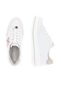 Paire de baskets en cuir blanc avec accents en or rose, lacets à l'avant et semelle légèrement surélevée, vues de dessus et de côté.
