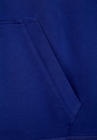 Felpa blu navy in tessuto con tasca frontale, caratterizzata da una texture liscia, cuciture pulite e una leggera lucentezza.