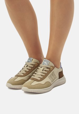 Zapatillas beige y marrón con materiales de ante y malla, con una suela texturizada, diseño de cordones y un logo en el lateral.