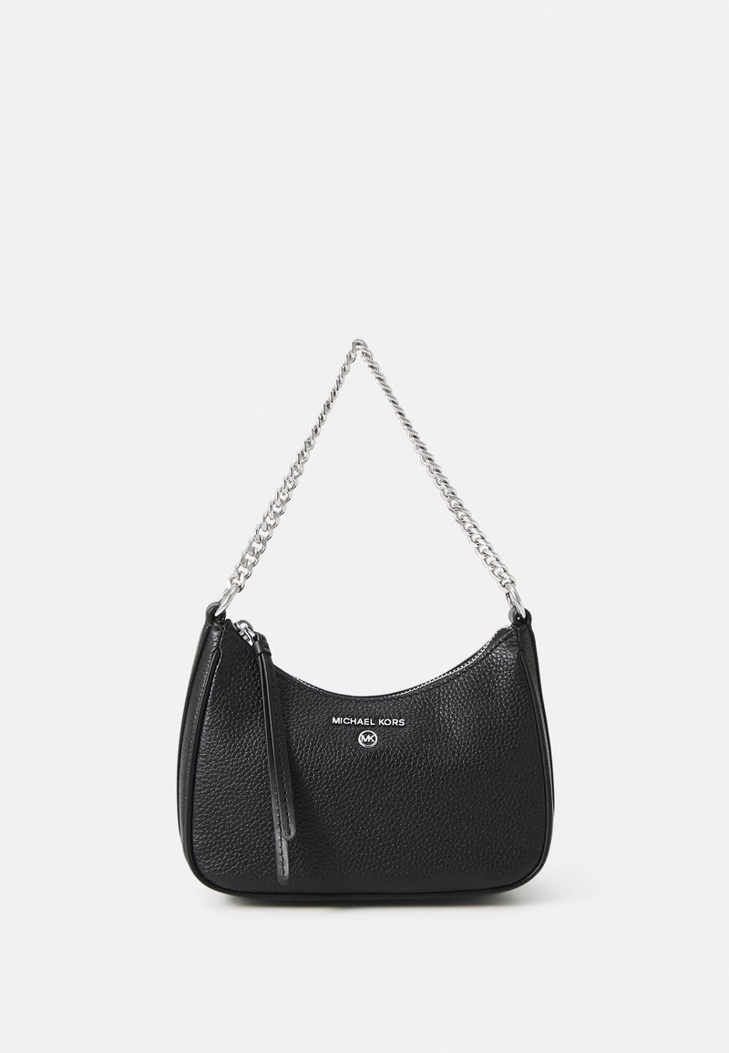 Sac à main en cuir noir texturé Michael Kors avec bandoulière chaîne argentée et tirette de fermeture éclair sur un fond clair uni.
