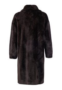 Faux fur-kappa i mörkbrunt med en mjuk, plyschkänsla, långa ärmar och en krage. Rakt snitt, knälång design utan synliga knäppningar.