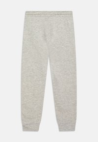 Grå sweatpants gjorda av mjukt, andningsbart tyg, med en elastisk midja och smala ben med ribbade manschetter vid vristerna.
