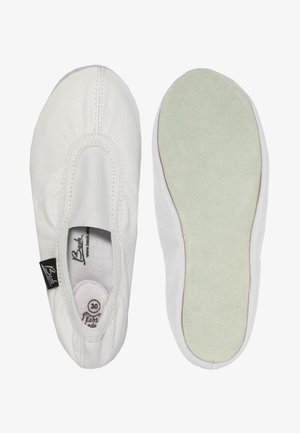 Weiße Leder-Ballettschuhe mit einem rutschfesten Design, glatter Textur und weichen Sohlen. Enthält ein schwarzes Markenlabel an der Seite.