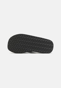 Even&Odd Wide Fit Sandalai su T formos dirželiu - black