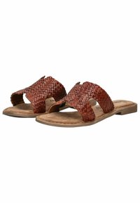 Braune geflochtene Ledersandalen mit offener Zehenpartie, flacher Sohle und Überkreuz-Riemendesign. Weicher, texturierter Fußbett für Komfort.
