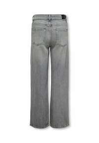 Platus pilkos spalvos džinsai iš džinsinio audinio, turintys penkių kišenių dizainą, matomas siūles ir juodą juosmens etiketę. Audinys šiek tiek išbalęs.