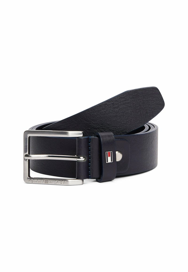 Cintura in pelle blu navy con fibbia in metallo argentato. Presenta un logo impresso e dettagli di cucitura. Forma lunga e rettangolare piatta.