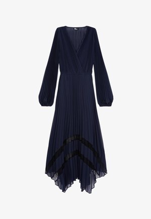 Robe plissée bleu marine avec un col en V, des manches longues bouffantes et un ourlet asymétrique. Présente des rayures noires transparentes en bas.