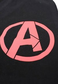 Tissu noir arborant un logo circulaire rouge audacieux avec une lettre "A" stylisée à l'intérieur, avec un accent triangulaire sur la lettre et un design épuré.