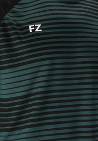 Mörkgrön och svart randig tyg med vit "FZ" logotyp på övre vänstra sidan, vilket antyder en sport- eller casualskjorta.
