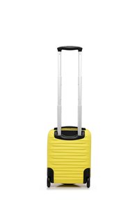 Geel harde koffer met verticale ribbels, dubbele telescopische handgreep, zwarte accenten en vier wielen voor mobiliteit.