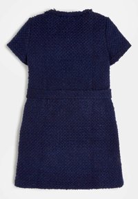 Vestido de manga corta de color azul marino hecho de un tejido texturizado, con una cintura ajustada y una falda ligeramente acampanada. Diseño limpio y minimalista.