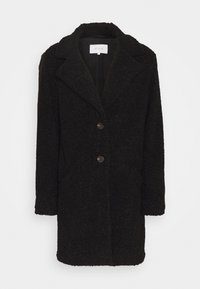 Abrigo negro texturizado con un diseño estructurado, que cuenta con un cuello, dos botones y mangas largas, hecho de un material suave y esponjoso.